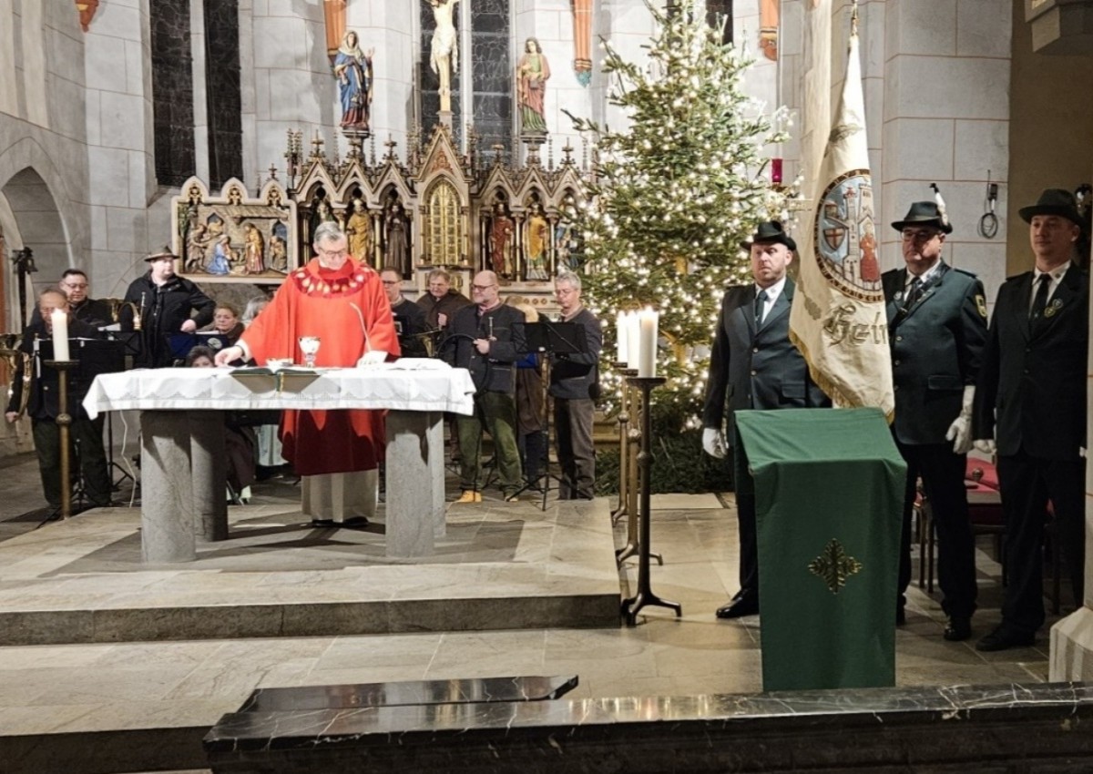 Pfarrer Frank Peter Beuler hielt die jhrliche Hubertusmesse der Schtzengesellschaft St. Sebastianus (Fotos: Thomas Knoblauch)