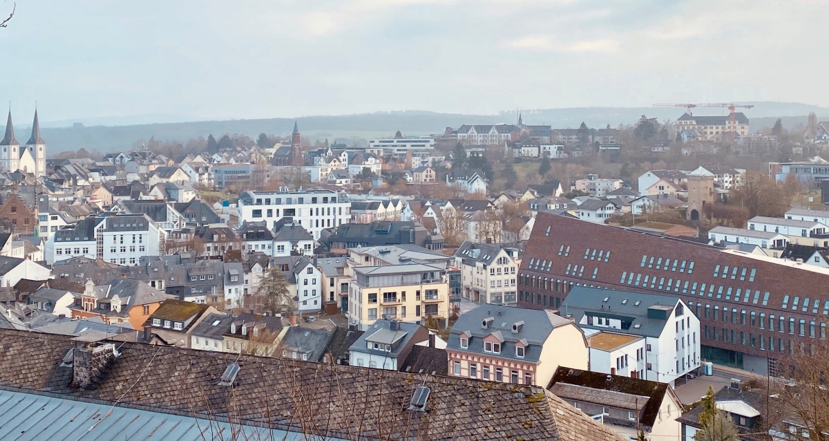 Beim Blick vom Schloss auf die Innenstadt kann man gut erkennen, wie sich das neue Verbandsgemeindehaus ins Stadtbild einfgt. (Foto: VG Montabaur/Christina Wei) 