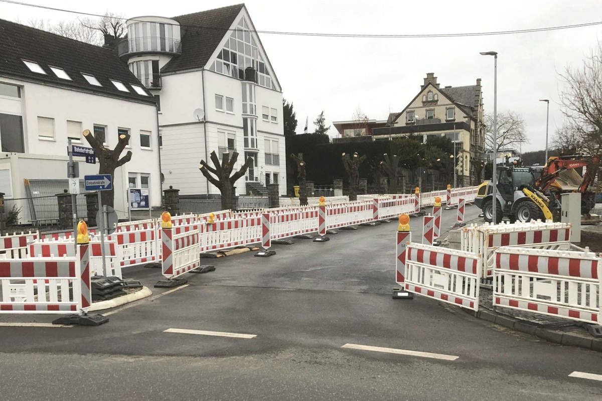 Die "Bahnhofstrae" ist im Abschnitte Nord derzeit nur im Einbahnverkehr Richtung Alter Bahnhof zu befahren. Fr Fugnger wurden eigene Wege hergerichtet.(Fotos: VG Montabaur/Kay Brhl)