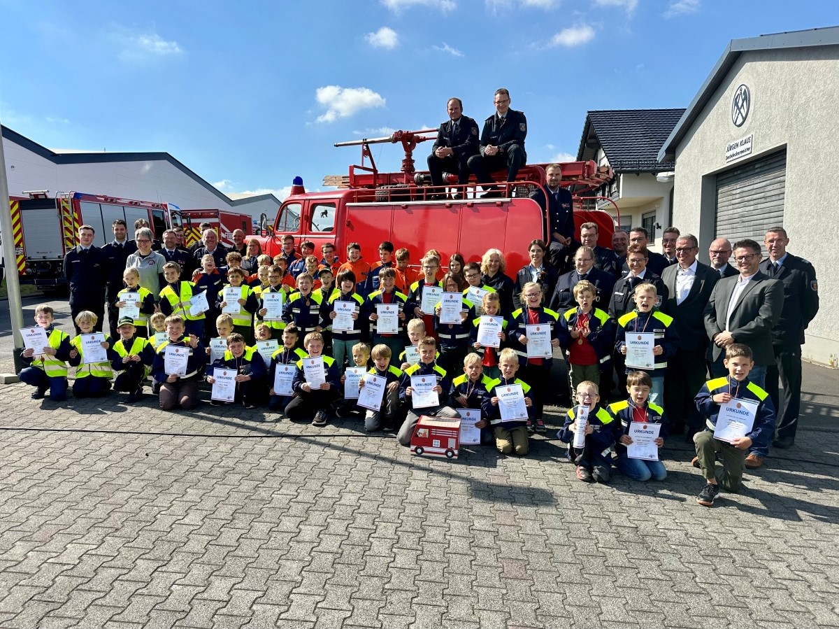 Im Rahmen der Geburtstagsfeier legten die Kinder und Jugendlichen ihre Prfungen zur Bambini- beziehungsweise Jugendflamme ab. Stolz prsentieren sie ihre Urkunden. (Fotos: Freiwillige Feuerwehr Nentershausen / A.Wolff / T.Rosog)