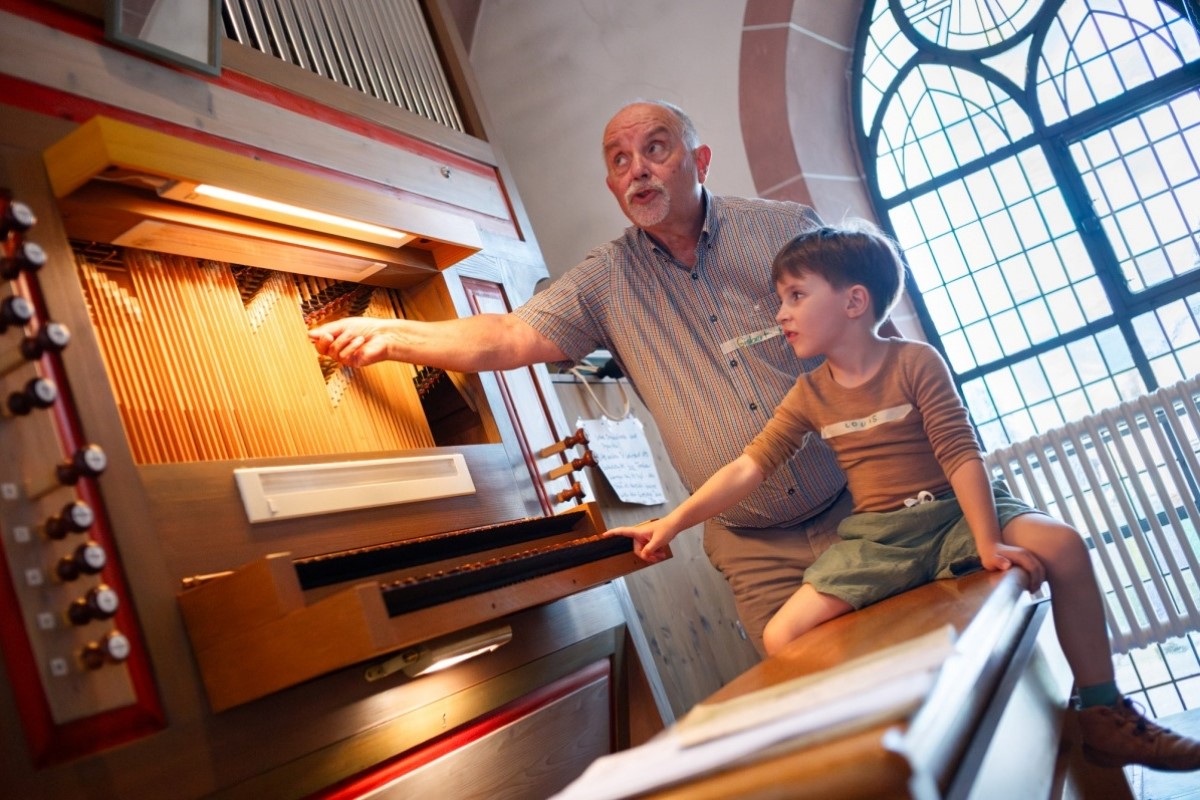 Gisbert Wst erklrt den Besuchern die Orgel der Evangelischen Erlser Kirchengemeinde Neuhusel (Fotos: Peter Bongard)