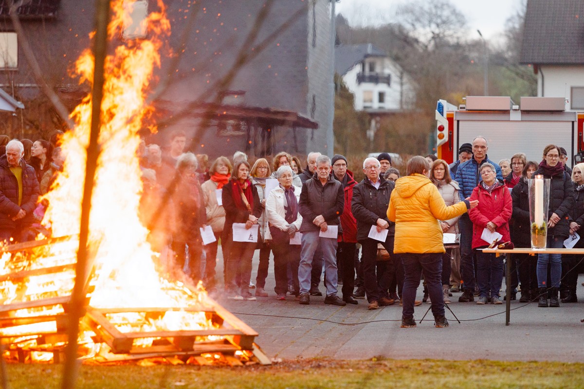 Wller feiern Osterfest - in Kirchen und unter freiem Himmel 