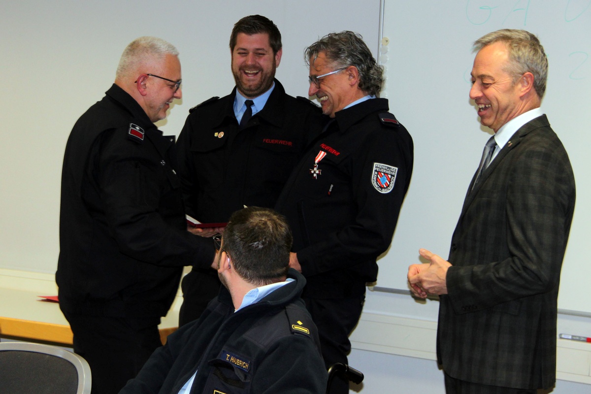 Markus Hammer erhielt aus den Hnden von Brgermeister Michael Merz (rechts), BKI Tobias Haubrich (vorn), stellvertretender Wehrleiter Michael Freisberg (Mitte) und Wehrfhrer Olaf Faller (links) das Silbernen Ehrenzeichens am Bande fr besondere Verdienste im Feuerwehrwesen des Landes Rheinland-Pfalz. (Foto: Markus Hammer erhielt aus den Hnden von Brgermeister Michael Merz (rechts), BKI Tobias Haubrich (vorn), stv. Wehrleiter Michael Freisberg (Mitte) und Wehrfhrer Olaf Faller (links) das Silbernen Ehrenzeichens am Bande fr besondere Verdienste im Feuerwehrwesen des Landes Rheinland-Pfalz.)