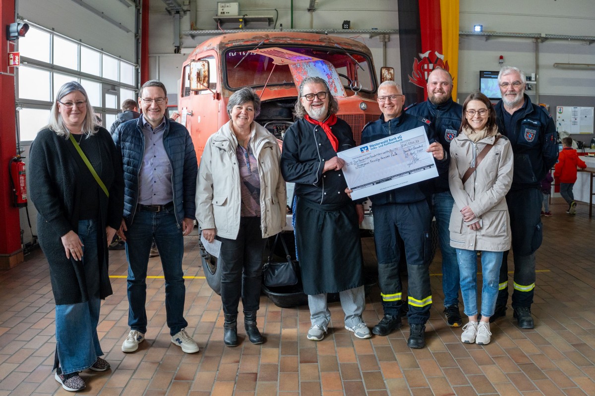 3.333,33 fr das Oldtimer-Tanklschfahrzeug 16 von den Karnevalsfreunden (Foto: Lukas Eckenberger)