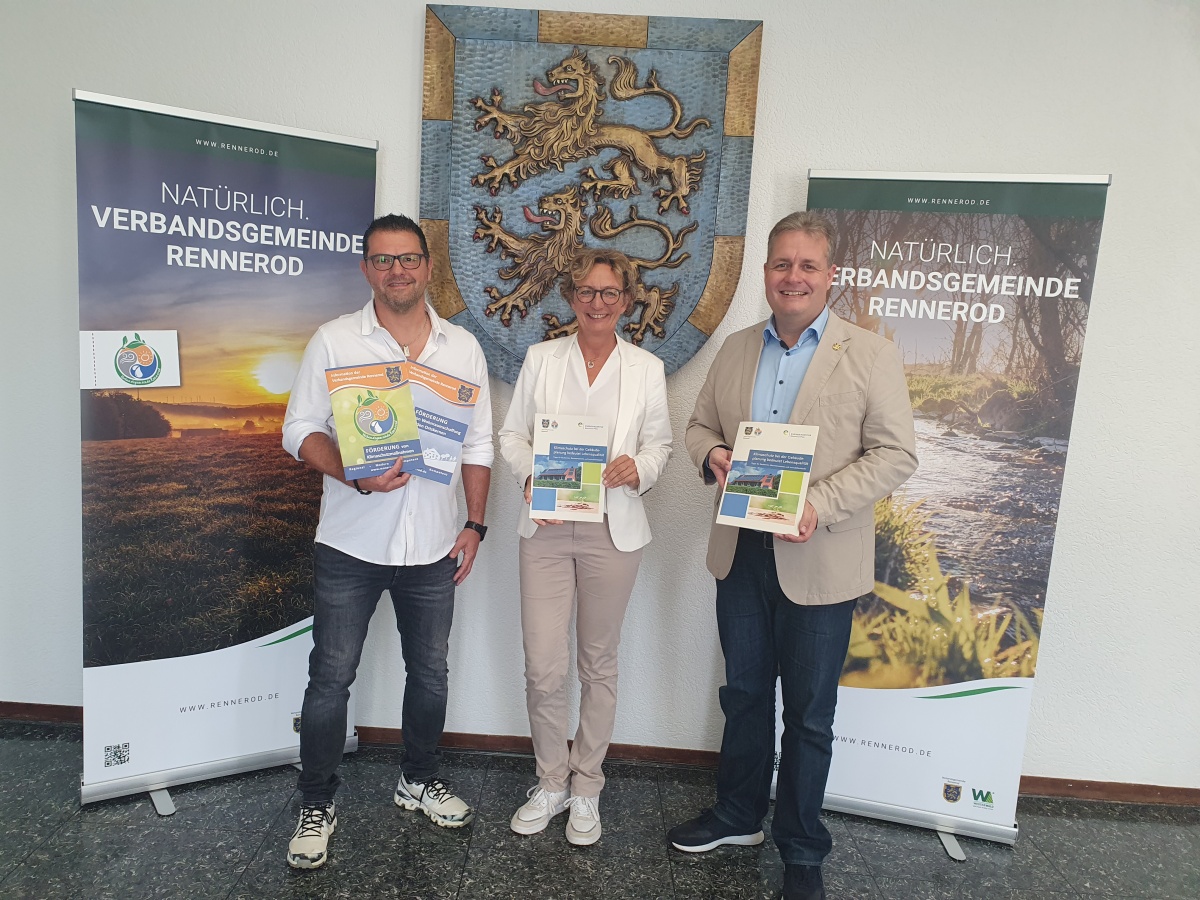 Brgermeister Gerrit Mller (rechts), Frau Sabine Schneider (Regionalreferentin Westerwald, Energieagentur Rheinland-Pfalz) sowie Herr Markus Schmiedl (Bauamtsleiter und Klimaschutzkoordinator der VG Rennerod). (Foto: VG Rennerod/Bianca Weber)