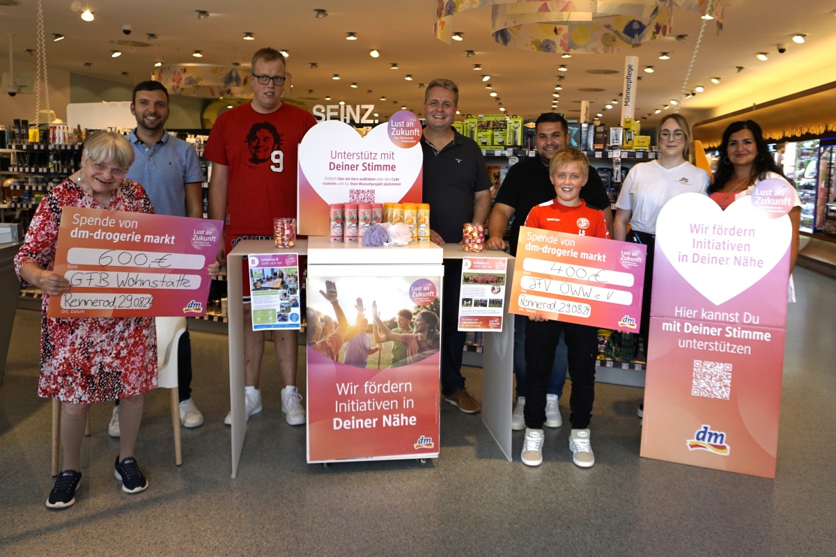 Frhliche Gesichter bei der Spendenbergabe von insgesamt 1.000 Euro im Rahmen der Aktion "Lust an Zukunft" des dm Drogeriemarkts in Rennerod (Foto: Kerstin Guckert)