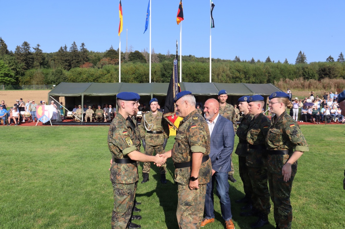 Sanittsregiment 2 "Westerwald" in Rennerod feierte "Tag der offenen Tr" und Gelbnis
