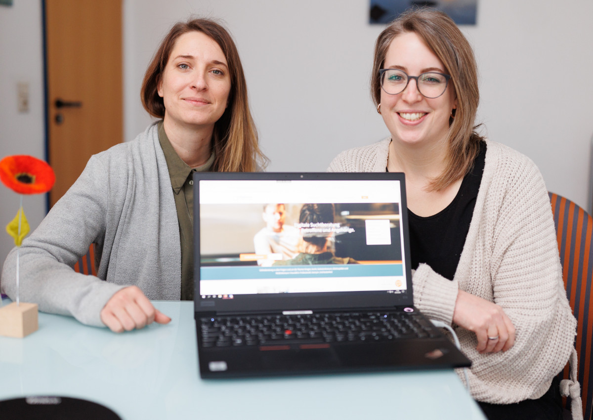 Die beiden Diakonie-Mitarbeiterinnen Anna Weiheim (links) und Lisa Herkersdorf. (Foto: Peter Bongard)