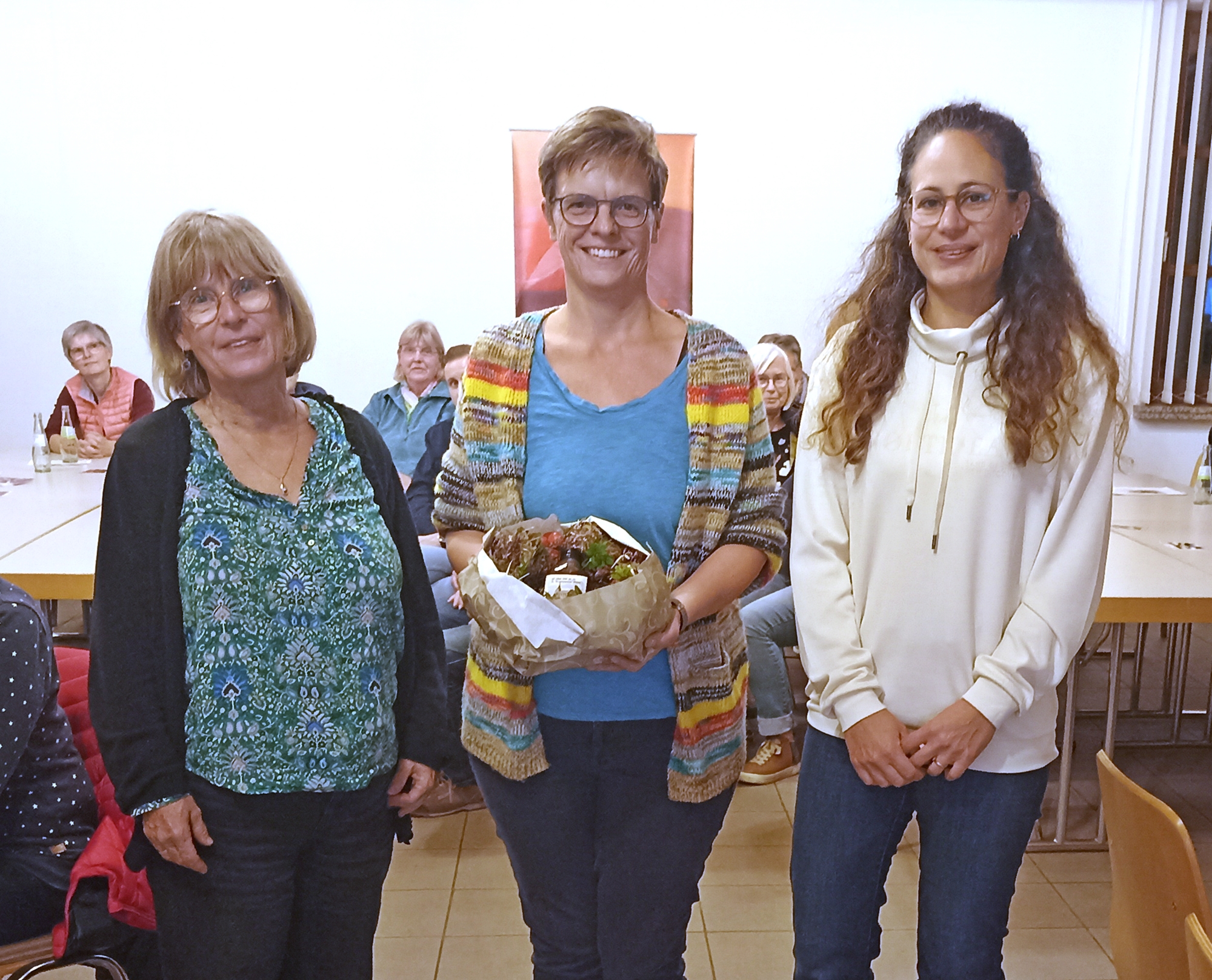 Regina Kehr (links) und Nadine Bongard von der Evangelischen Erwachsenenbildung Westerwald freuen sich ber das groe Interesse an dem Infoabend mit Pfarrerin Stefanie Bischof (Mitte) (Foto: Rdiger Stein)