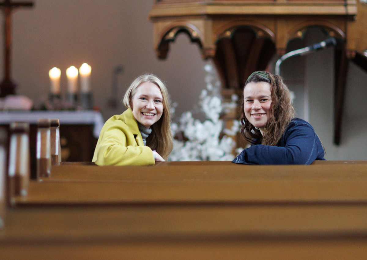 Ricarda Bosse (links) und Henrike Kratz in der Evangelischen Pauluskirche Montabaur. (Foto: Evangelisches Dekanat Westerwald)