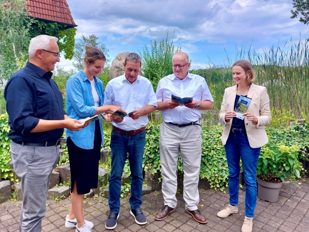 Landrat Achim Hallerbach, Maja Bttner, Landrat Achim Schwickert, Landrat Dr. Peter Enders, Jennifer Siebert (Foto: Mareike Walter/Westerwald Touristik-Service GbR)