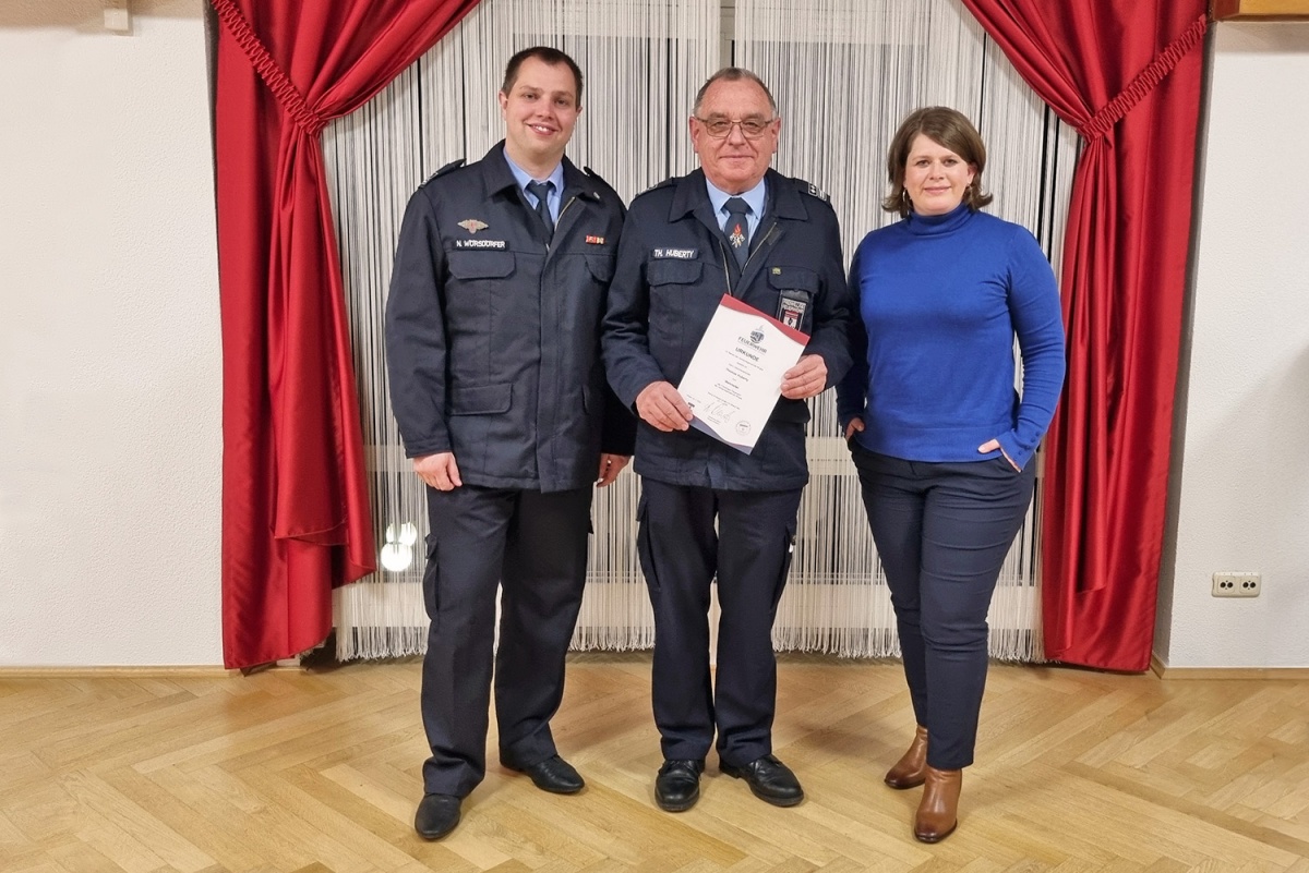 Amtsernennung des wiedergewhlten Wehrleiters Thomas Huberty; v.l.n.r.: Nicolas Wrsdrfer, stellvertretender Wehrleiter VG Wirges, Thomas Huberty, Wehrleiter VG Wirges, Alexandra Marzi, Brgermeisterin VG Wirges (Foto: VG Wirges/Lucas Erner)