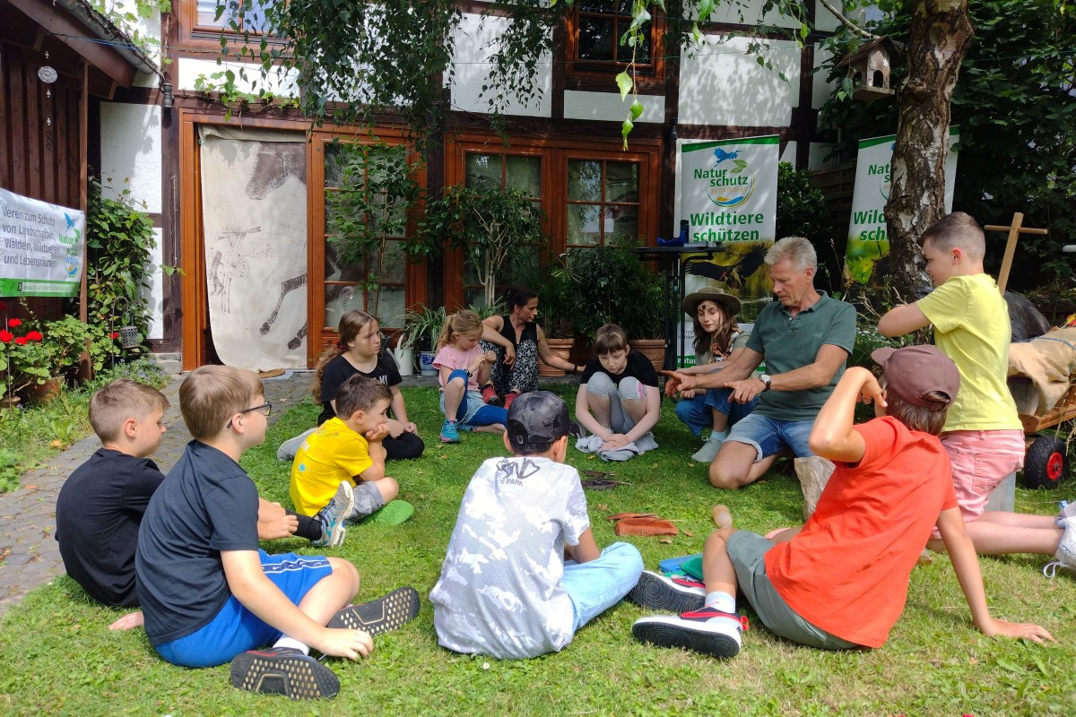 Kinder beim Steinzeit-Erlebnistag der NI (Foto: Claudia Luber)