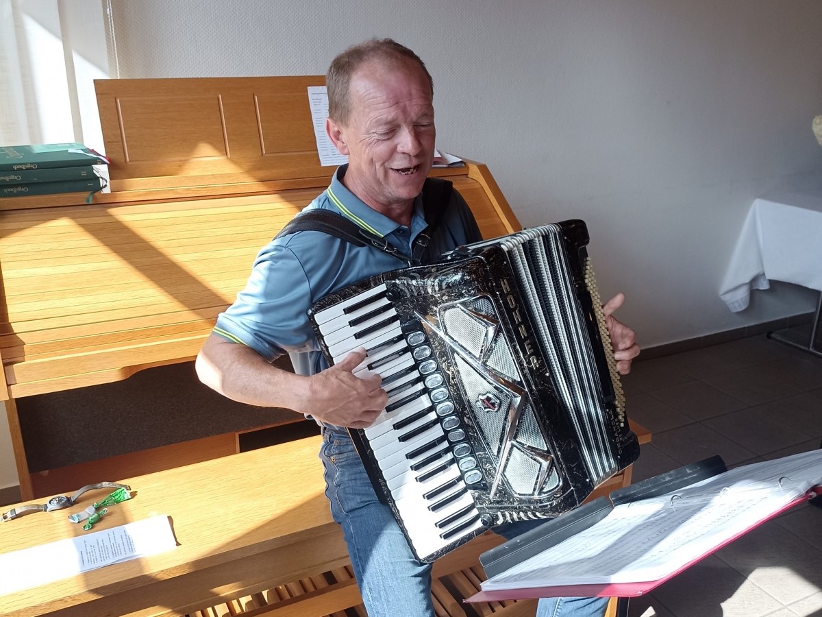 Organist Wolfgang Stahl verlieh dem Gottesdienst mit seinem Akkordeon eine maritime Note. (Foto: Rdiger Stein)