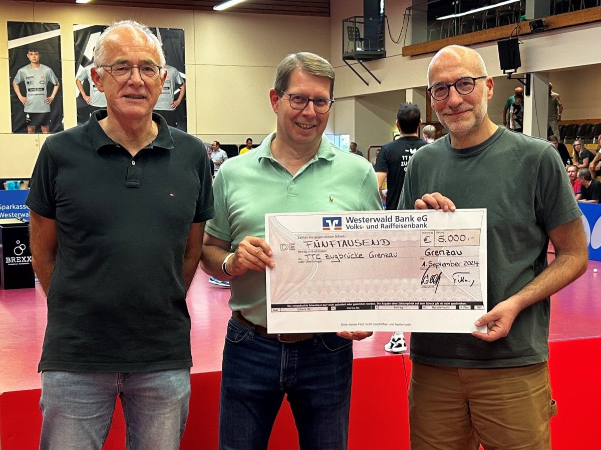 Markus Strher (2. Vorsitzender TTC Zugbrcke Grenzau), Andreas Tillmanns (Vorstand, Westerwald Bank eG), Olaf Gstettner (1. Vorsitzender TTC Zugbrcke Grenzau) (Foto: Joshua Osgood)