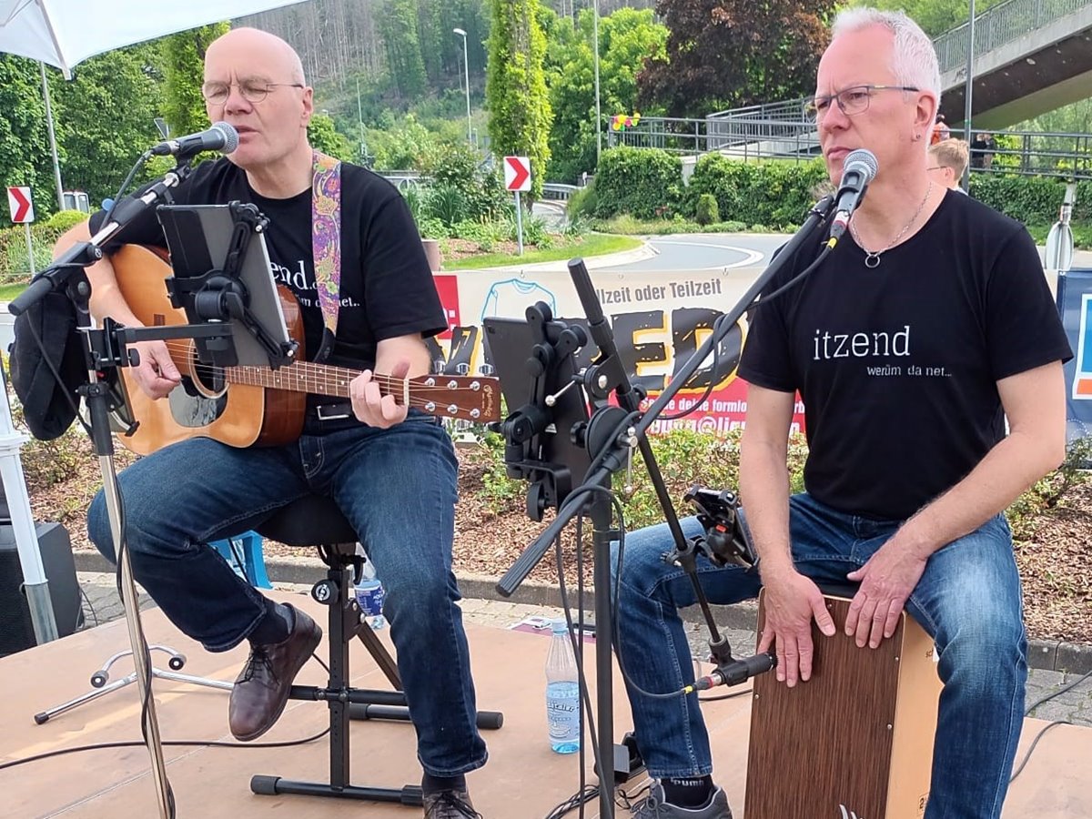 Die beiden Knstler zeigen ihre Vielfalt beim Wohnzimmerkonzert (Foto: Itzend!/Karl-Heinz Dentler)