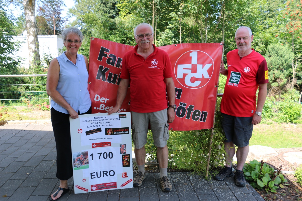 Einrichtungsleitung Eva-Maria Hebgen, Vorstandsvorsitzender des FCK-FAN-CLUB Kuhnhfen/Arnshfen und Organisator des Tippspiels Gerhard Hehl, Wendelin Hehl (Foto: DGKK)