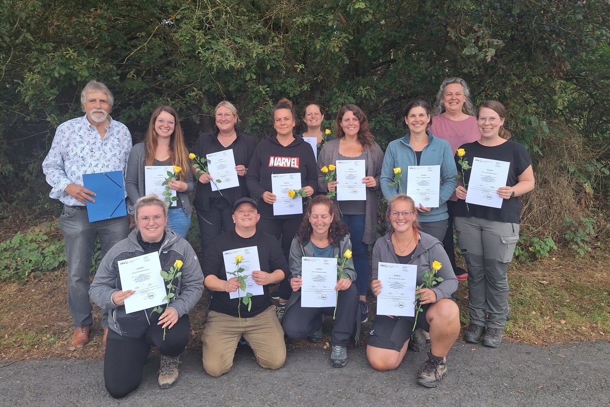 Die zertifizierten Wald- und Naturpdagoginnen mit Kursleiterin Helga Kober (ganz hinten rechts) und Wolfgang Kunz (ganz links). (Foto: Helga Kober)
