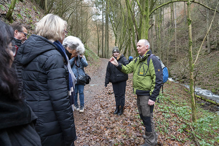 Christoph Diefenbach zeigt den Waldbaden-Teilnehmern das essbare Scharbockskraut. Fotos: Helmi Tischler-Venter 