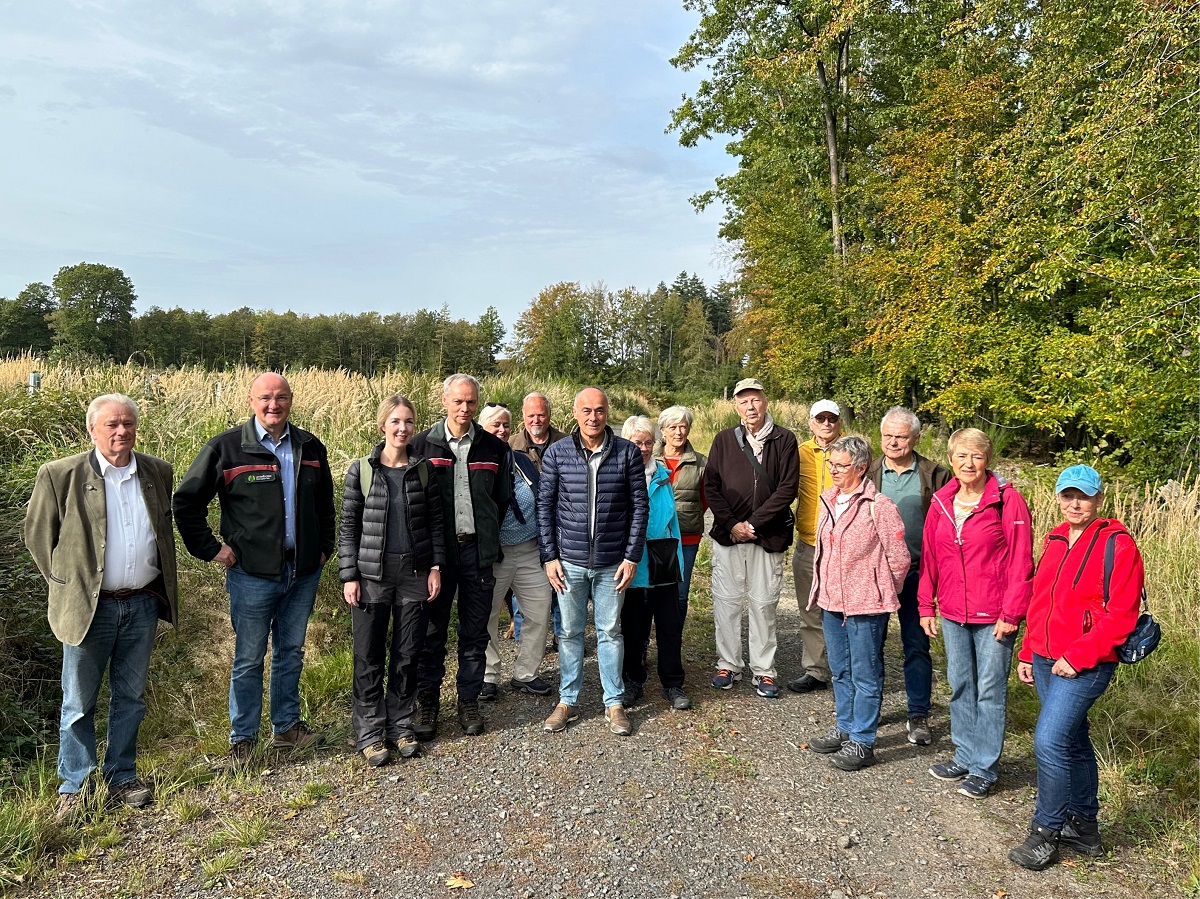 Bei der Waldbegehung mit Ellen Demuth (Foto: Beate Kerres)