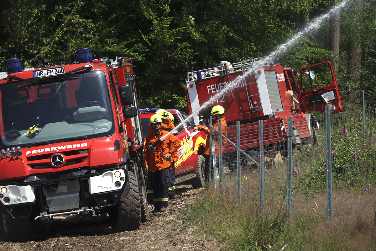 Groe Brandbekmpfungsbung: Feuerwehren im unwegsamen Waldgelnde gefordert