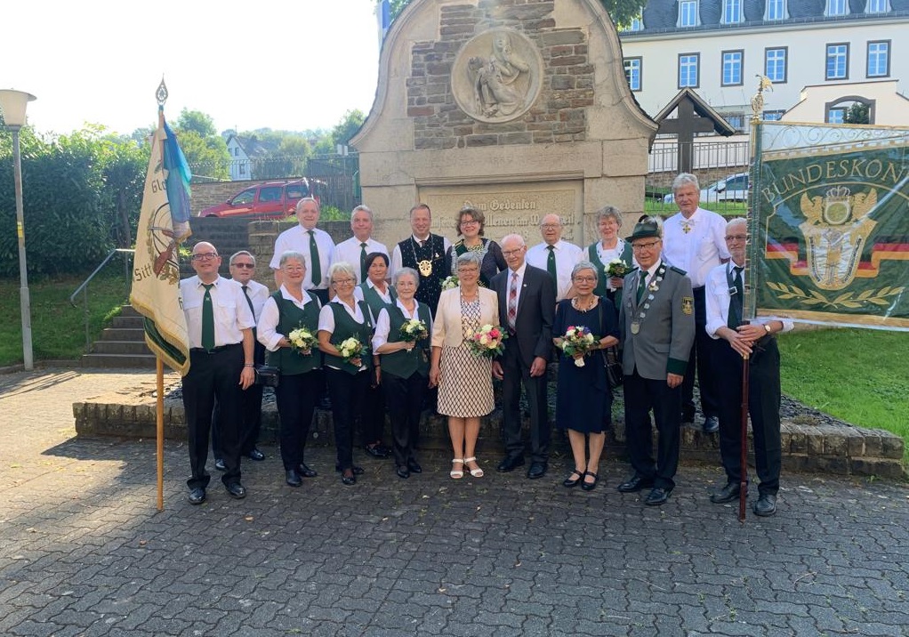 Am 4. August 2024 werden die Nachfolgerin oder der Nachfolger sowohl von Schtzenknig Jrgen Maack und Gattin Gabi, als auch von Brgerknigin Maria Schmidtt ermittelt. Der 1. Brudermeister Thomas Over (rechts) und die Mitglieder seiner Waldbreitbacher Schtzen freuen sich auf viele gutgelaunte Gste. (Foto: Wolfgang Bernath)