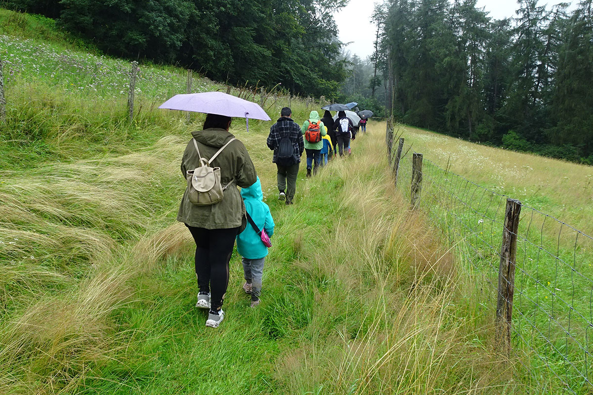 Familien gingen auf Wanderschaft