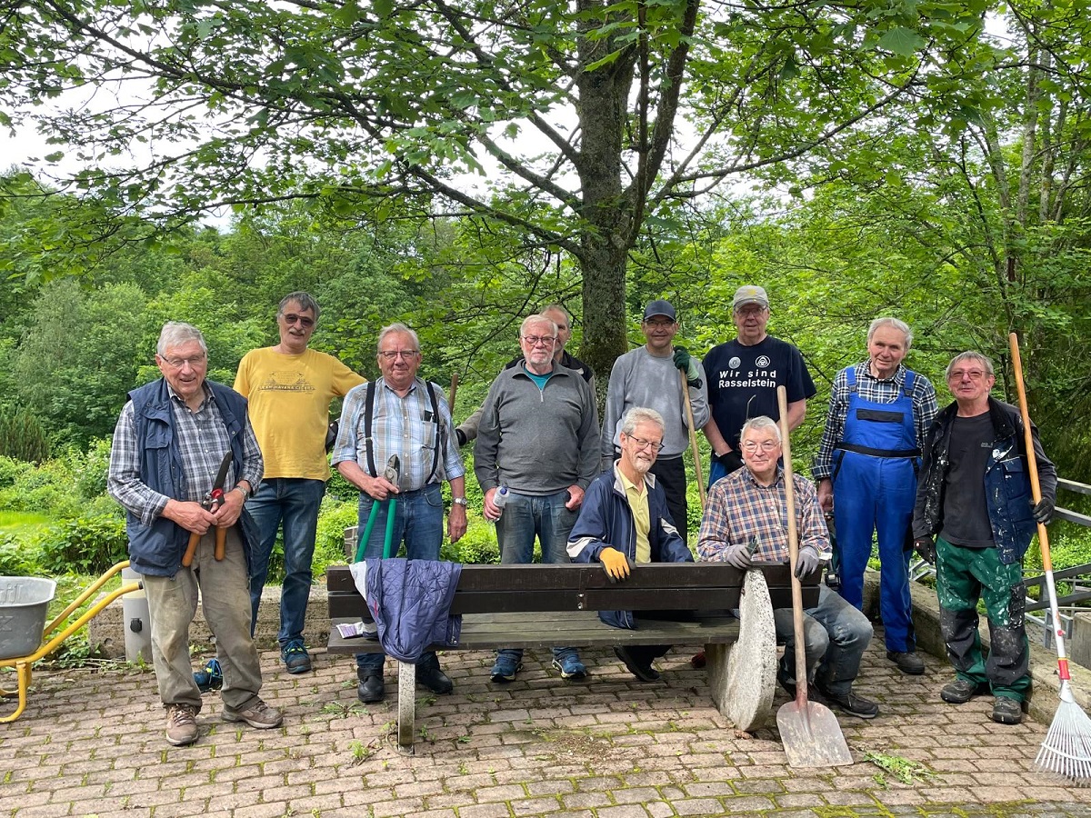 Eine Gruppe von Helfern pflegten den Waldfriedhof. Andere Gruppen arbeiten im Ortsteil Lache und auf dem Westerwaldsteig. (Foto: Rudolf Boden)