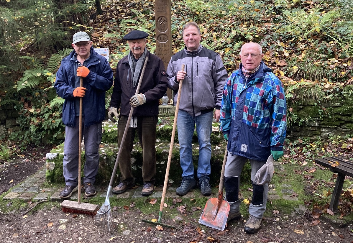 Suberten jetzt auch wieder das Rheinbreitbacher Virnebergkreuz: Die Brgervereins-Mitglieder Klaus Dobbelog (v.l.), Paul Kluge, Uwe Schwippert und Eddi Sthm (Foto: Lenka Voussem/Brgerverein Rheinbreitbach).