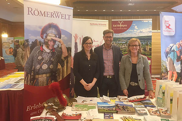 Kathrin Rach, Detlef Odenkirchen und Claudia Kreuzberg am Beratungsstand der Gste im Maritim-Hotel Knigswinter (von links). Foto: privat