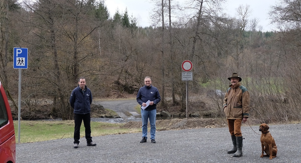 Mit neuen Wanderparkpltzen wird die notwendige Infrastruktur fr steigende Erholungsuchende im Wisserland geschaffen. Hier im Mhlenthal. v.l. Jochen Stentenbach, Berno Neuhoff und Dr. Franz Straubinger. (Fotos: KathaBe)