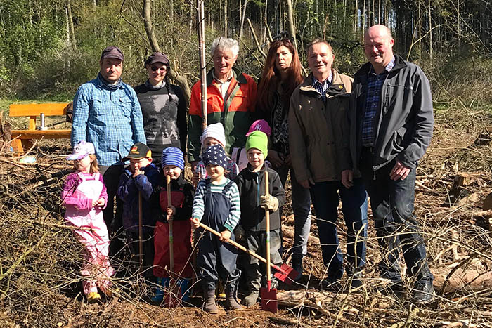 Die Kids vom Waldkindergarten halfen fleiig mit. Fotos: Stadt Dierdorf