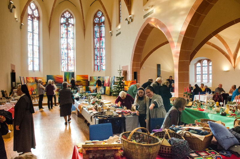 Wollsocken und zarter Christbaumschmuck fr den guten Zweck