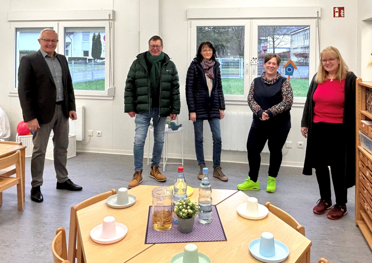 Im zweiten Kita-Standort in Waldbreitbach ist die Arbeit aufgenommen worden. Die neuen Rumlichkeiten bieten optimale Rahmenbedingungen. (v.l.n.r.) Landrat Achim Hallerbach, Ortsbrgermeister Martin Lerbs, Nina Maurer (Kita gGmbH), Daniela Laux (Erzieherin) und Christiane Kurtenbach (Erzieherin). (Foto: Pierre Fischer)