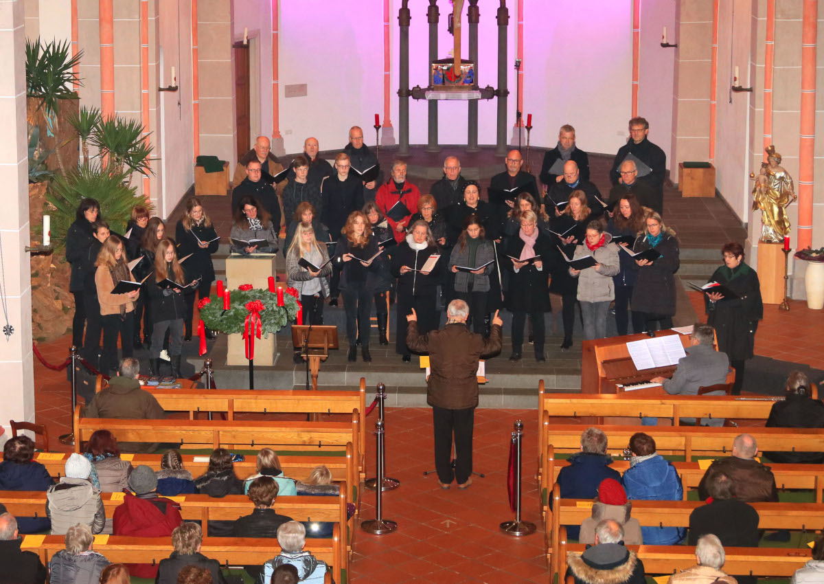 Das Vokalensemble TonArt Neuwied unter der Leitung von Dekanatskantor Peter Uhl stimmte die Zuhrer auf die Weihnachtszeit ein. (Foto: Dirk Schmidt)