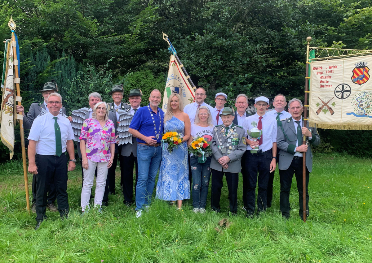 Die erfolgreichen Schtzinnen und Schtzen des Waldbreitbacher Schtzenfestes 2024 rund um den neuen, 92-jhrigen Schtzenknig Richard Hahn mit Tochter Silke, Brgerknig Guido Eulenbach, den 1. Brudermeister Thomas Over und MdB Erwin Rddel. (Foto: Paschalis Baylon)