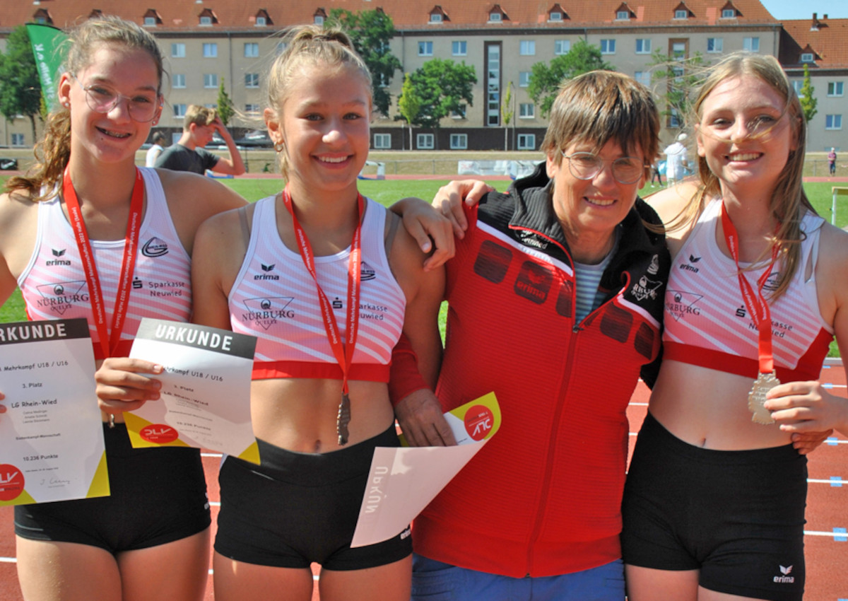 Trainerin Anke Jssen mit ihren Sportlerinnen Amelie Schmitt (links), Celina Medinger (2. v. links), Anke Jssen (2. v. rechts) und Leonie Bckmann (rechts). (Fotos: Verein)