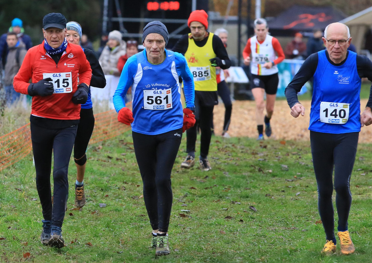 Trotz Verletzung und fehlender Spikes: Heinz Schwarz aus Waldbreitbach holt Silber bei Crosslauf-DM