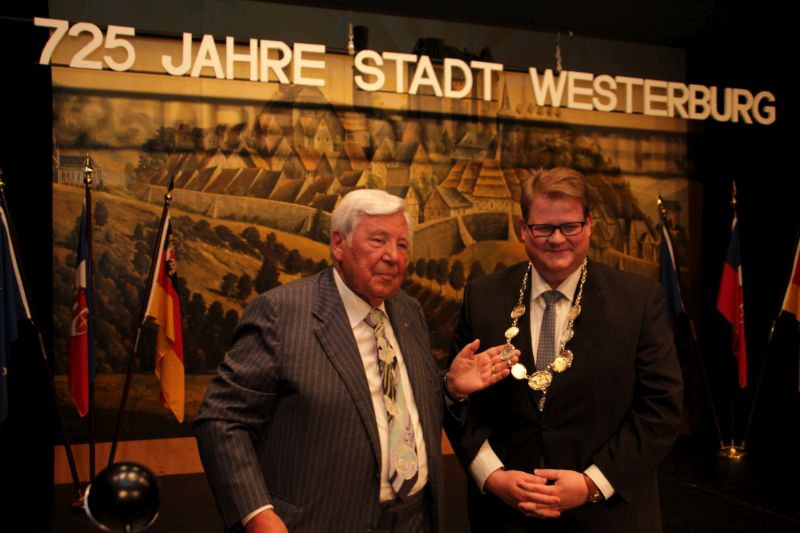 Ehrenbrger Gerhard Krempel (links) berraschte Stadtbrgermeister Ralf Seekatz mit einem besonderen Geschenk: er berreichte ihm eine neue Brgermeisterkette. Fotos: Ulrike Preis