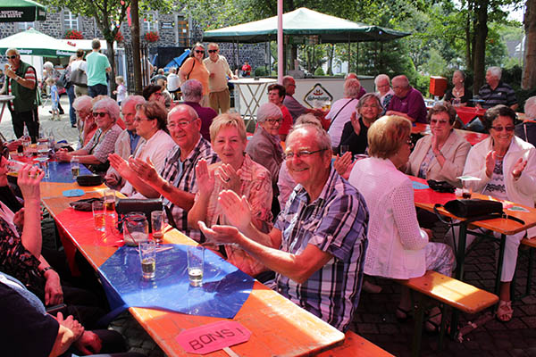 Zahlreiche Schaulustige verfolgten das Spektakel rund um das Stellen des Kirmesbaumes und freuten sich ber die offizielle Erffnung des traditionellen Kirchweihfestes. Foto: Ulrike Preis
