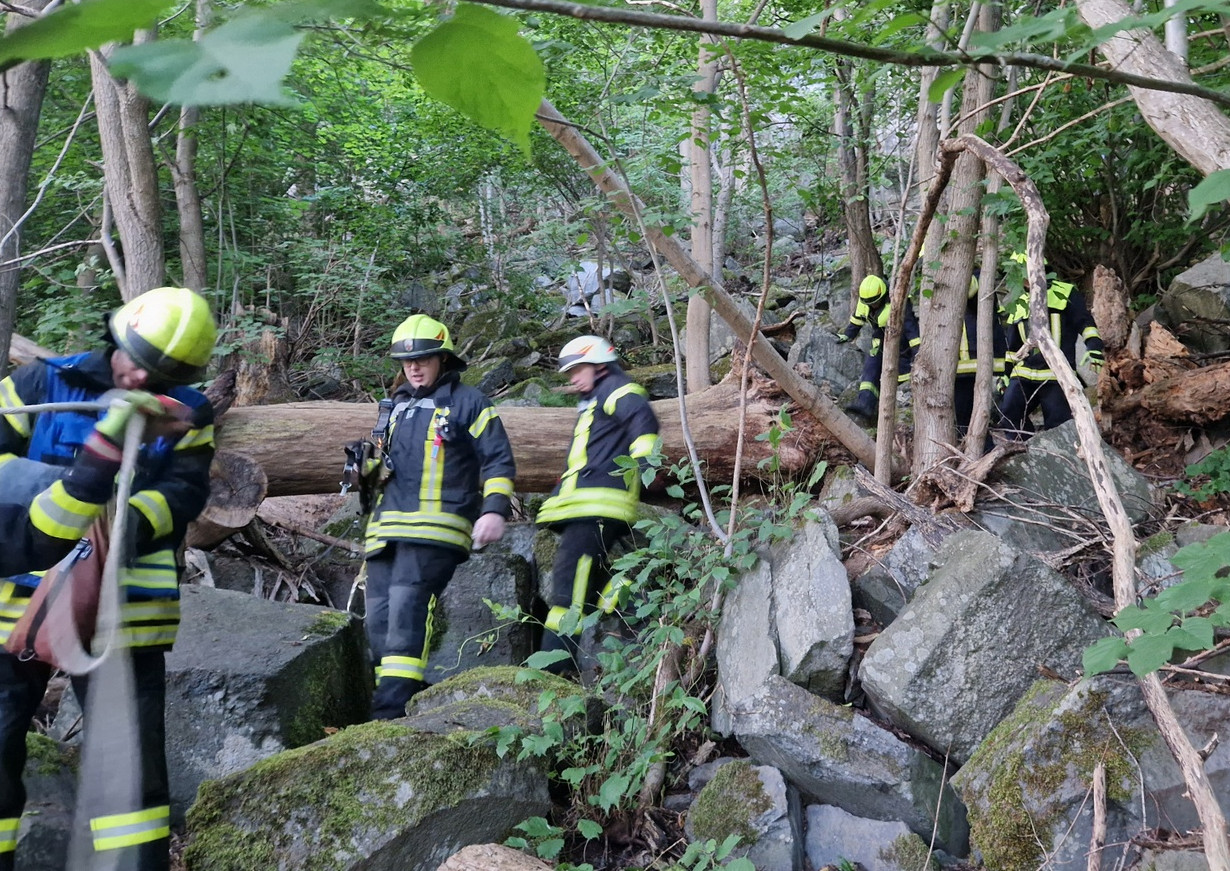 Rettung im Steilgelnde: Kletterer strzt von Felswand am Katzenstein ab