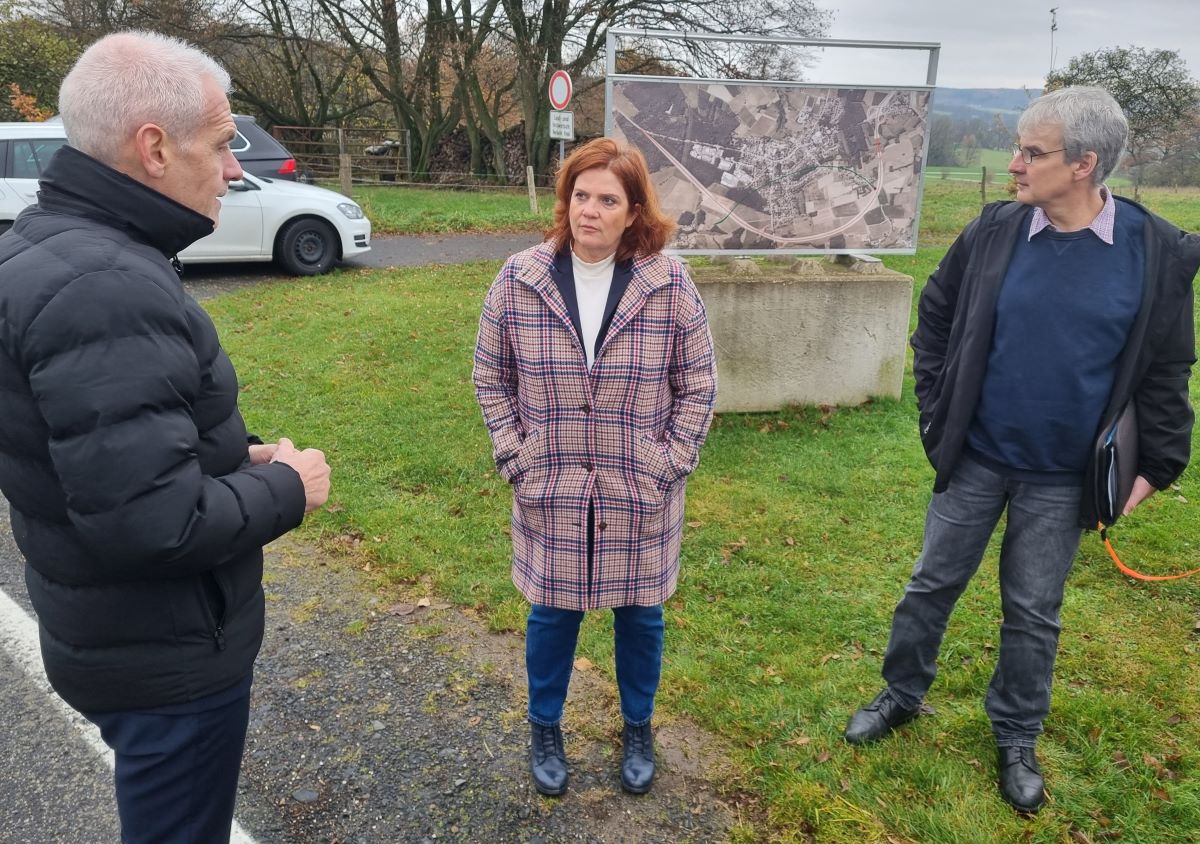 Fred Jngerich (links), Sandra Weeser und Gunnar Lindner errterten zunchst die geplante Weyerbuscher Nord-Umgehung an Ort und Stelle. (Foto: vh) 