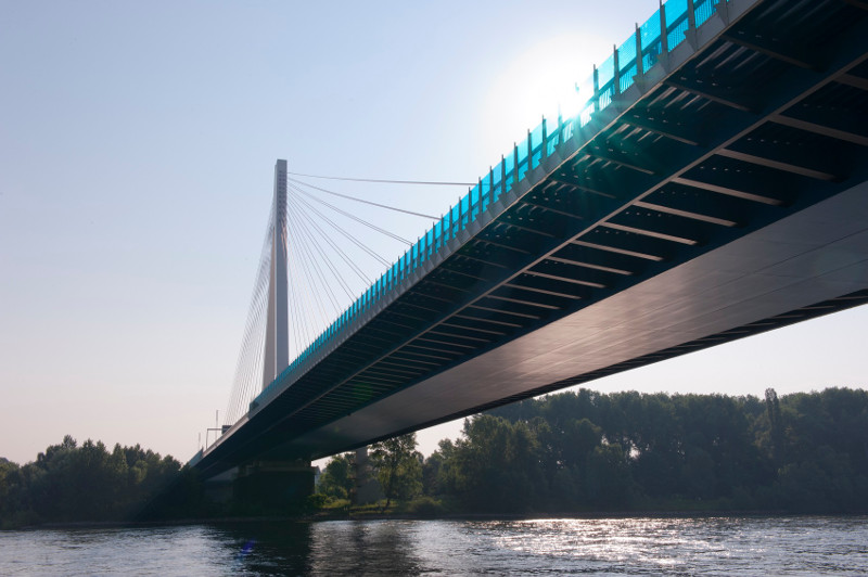 WLAN  durch Rhein verbunden, mit Rad erkunden