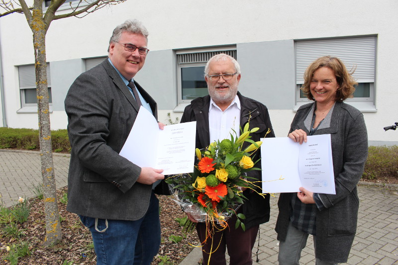 Siegfried Kowallek (Bildmitte) wurde vom rztlichen Direktor der Klinik Nette-Gut, Dr. Frank Goldbeck, und der Chefrztin der psychotherapeutischen Abteilung, Dr. Bettina Mescher, in den Ruhestand verabschiedet. Foto: Landeskrankenhaus