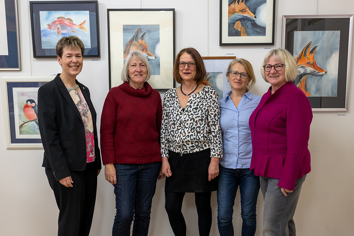 Die Malerinnen vor der Tierecke der Ausstellung WeibsBilder  von links: Sandra Chmieleck, Marietta Hering, Sigird Wilbois, Annegret Schppel und Gudrun Hummerich. Foto: privat