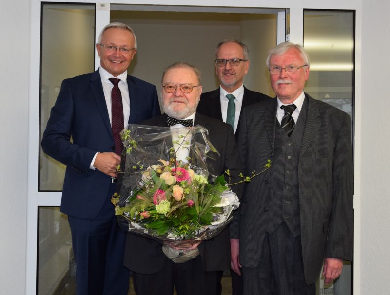 (V.l.n.r.):Landrat Achim Hallerbach, Heinz-Helmut Schwarzkopf, Landesvorsitzender Werner Keggenhoff und der kommissarischer Auenstellenleiter Eberhard Brennholt bei der Verabschiedung von Heinz-Helmut Schwarzkopf. Foto: privat