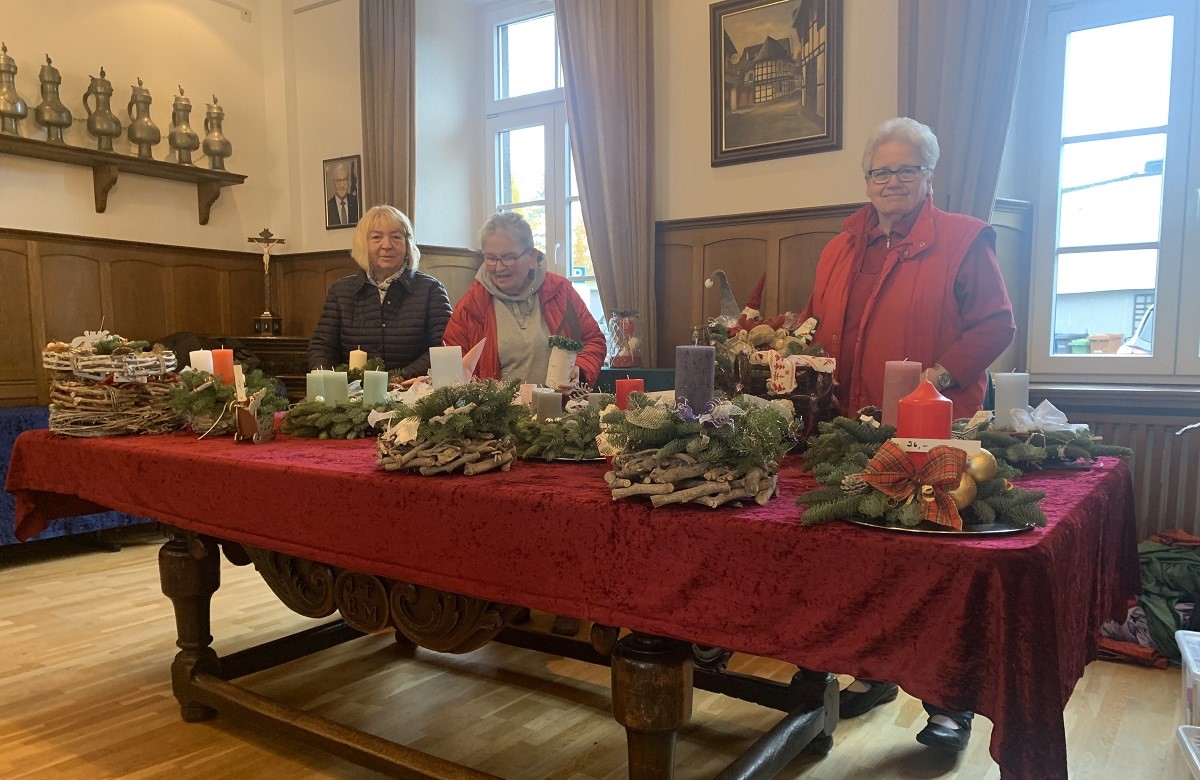 Schon die Vorbereitungen zur weihnachtlichen Ausstellung im Historischen Rathaus Unkel mit den Veranstaltern (von rechts) Liz Mark, Magret Wachter und Doris Langer geben vielversprechende Einblicke. (Foto: Kulturstadt Unkel/Thomas Herschbach)