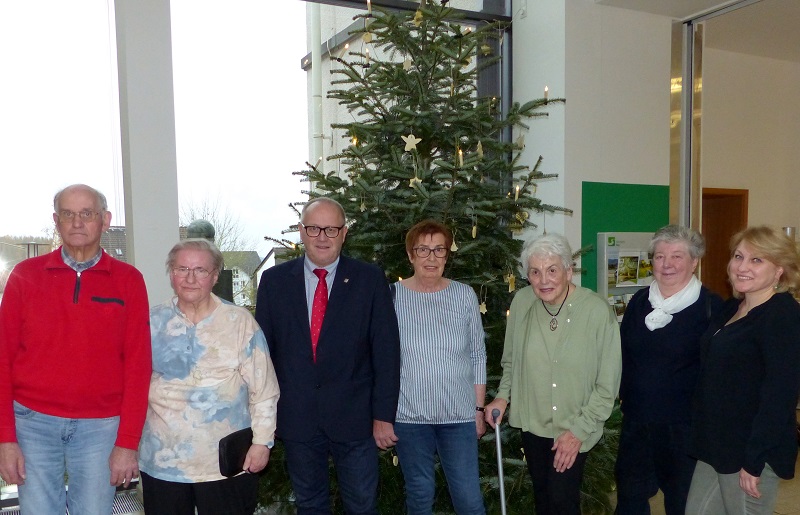 Senioren schmckten Weihnachtsbaum im Kreishaus 