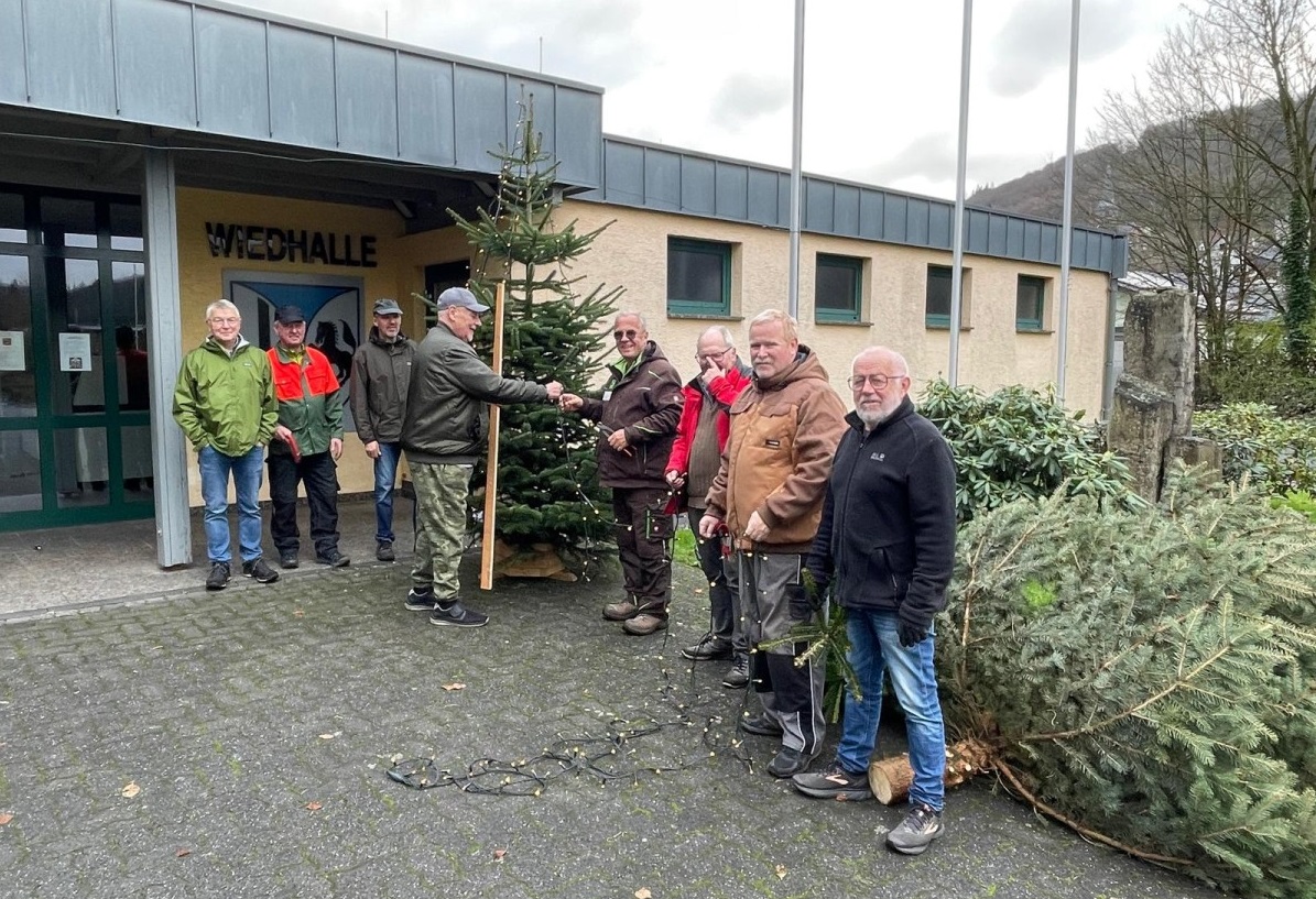 Zahlreiche Weihnachtsbume, wie hier an der Wiedhalle, wurde von den Robacher Rentnern aufgestellt und mit einer Lichterkette versehen. (Foto: Rudolf Boden)