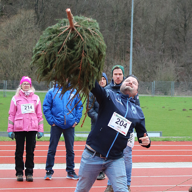 Beim Weitwurf wird der Weihnachtsbaum wie ein Speer geworfen. Foto: Archivfoto VfL Waldbreitbach/Josef Ho